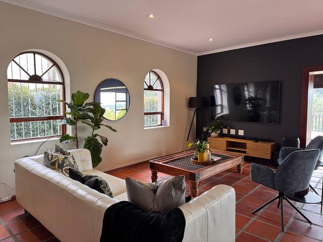 B Shocked Villa – Lux Suites gallery image 4