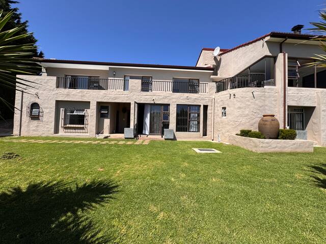 B Shocked Villa – Lux Suites gallery image 2