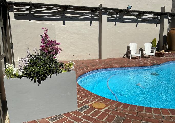 B Shocked Villa – Lux Suites gallery image 3