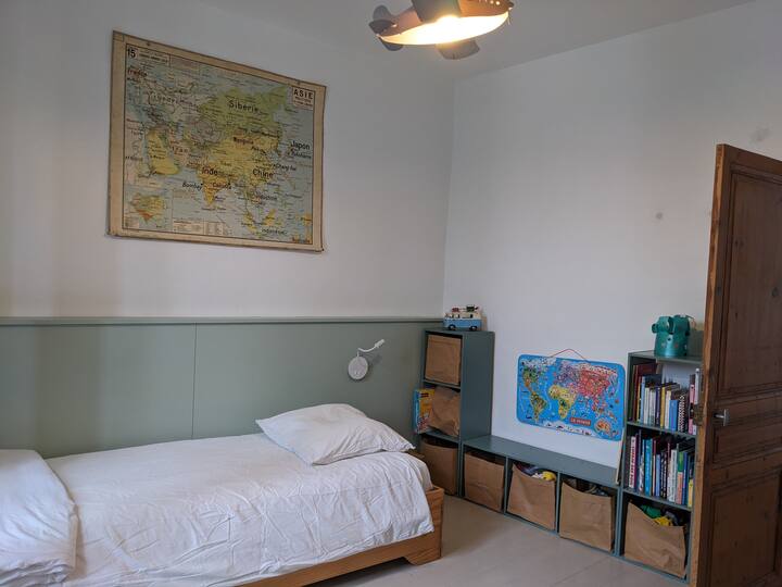 1-ლი ვერსიის ერთადგილიანი საწოლი - შესაძლებელია ბავშვის საწოლის დამატება მატრასებით გისოსებით (ქოქოსი და ორგანული ტექსტილი)