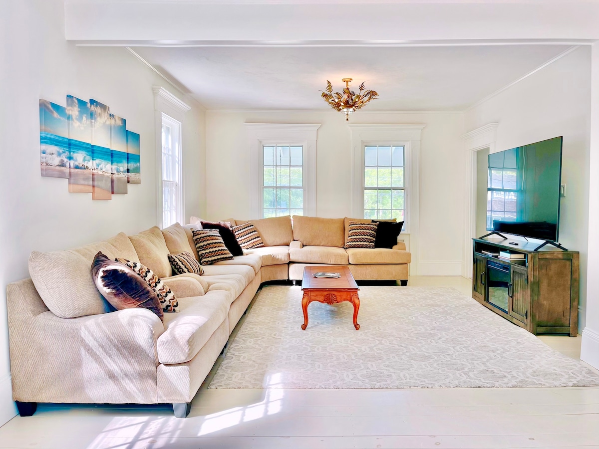 Successful Airbnb property: XL Estate:2 Homes-Pool-Spa-Tennis-Game Barn-20 ppl in East Sandwich