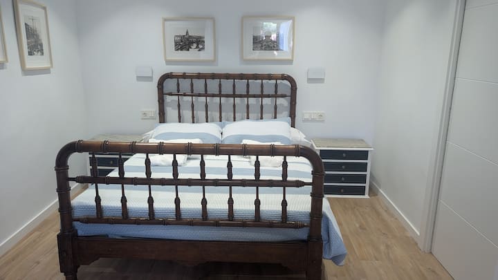 Esta habitación tiene 16,5 m2. La cama es de 150 cm. Es muy antigua, de madera maciza