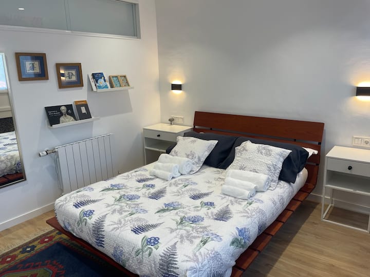 Esta habitación tiene 13 m2. La cama es de 1,40 m, con estructura de láminas de madera.