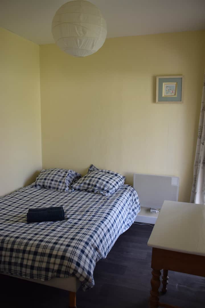 Cama de matrimonio con posibilidad de poner una cuna para su hijo.