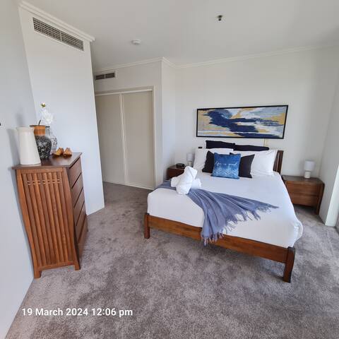 Lux Sub-Penthouse Suite with Queens Wharf Views! gallery image 4