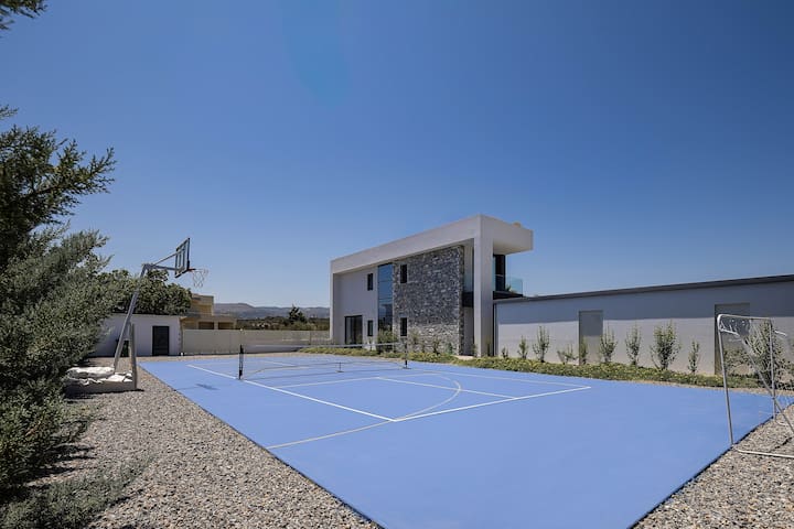 850m to Beach, Pickleball court & rooftop hot tub gallery image 3