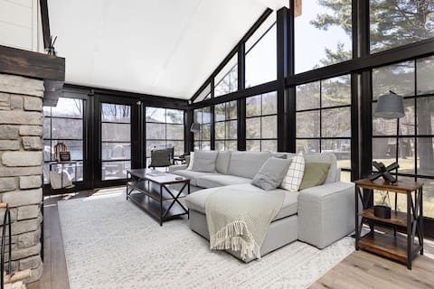 Lakeside Muskoka Haven: Premium Cottage with Sauna