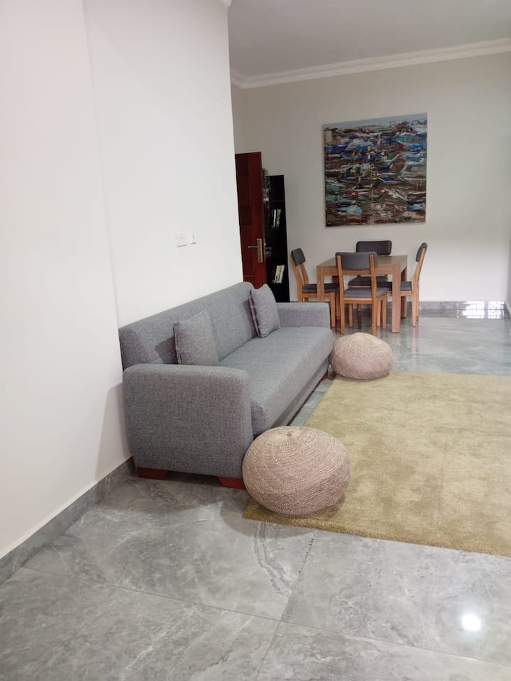 Esta es la segunda sala de estar ubicada fuera del área del dormitorio. Hay un sofá cama,  una mesa y 4 sillas disponibles para trabajar o leer en silencio.