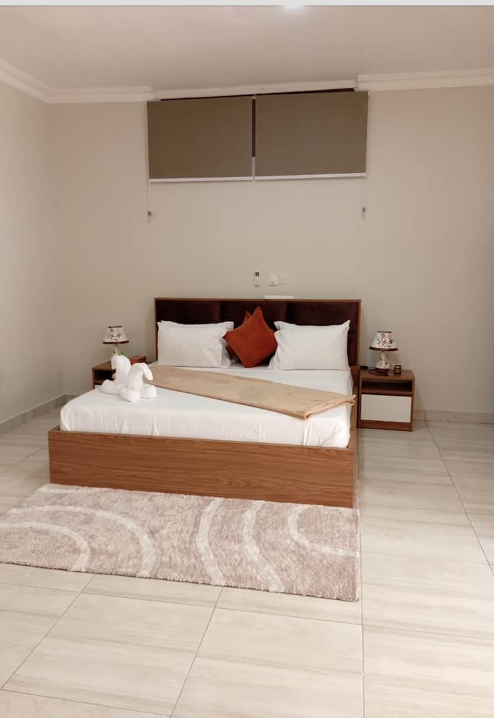 Cama de matrimonio en la habitación del ático con baño.