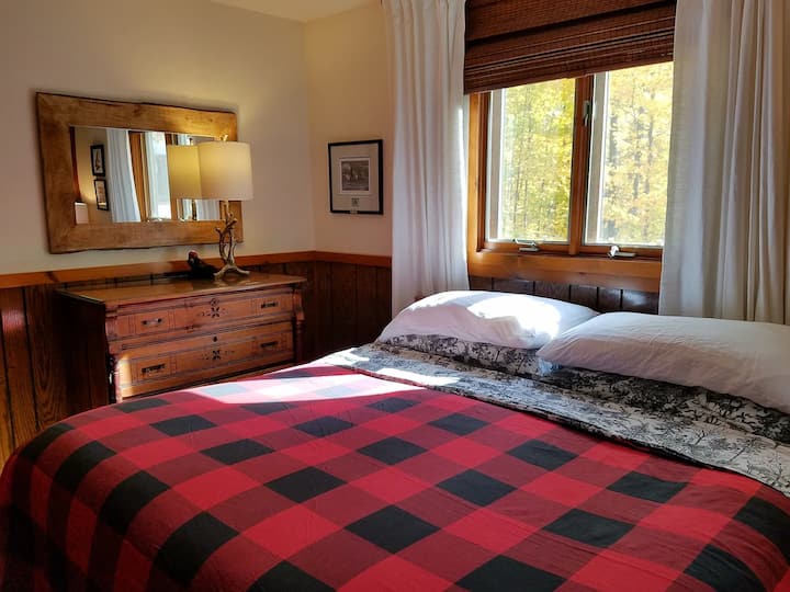 Dormitorio principal: cómoda cama tamaño king con sábanas Pottery Barn.
