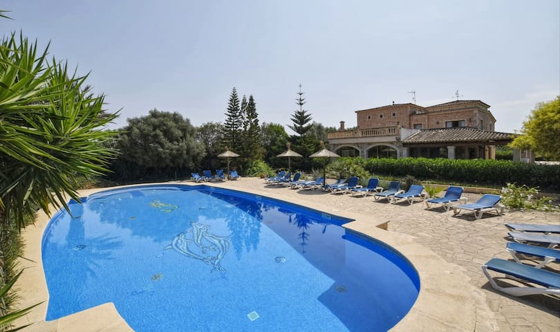 Large country house with air conditioning and pool