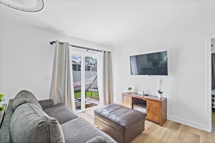 โซฟาที่สะดวกสบายสุดๆ!

ชั้นเปิดโล่ง/สไตล์ห้องพักยอดเยี่ยม สมาร์ททีวีสำหรับบริการสตรีมมิ่ง 

ทีวีสามารถปรับได้และออกมาดูอย่างเต็มที่ในขณะที่คุณทำอาหาร!:)