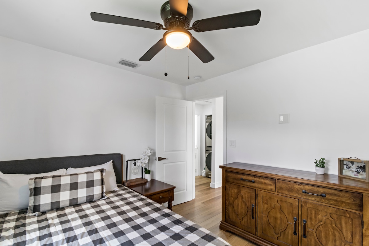 Manželská posteľ, nový matrac.
Armoire / komoda na uloženie oblečenia.
Zatemnite závesy, aby ste sa mohli čo najlepšie vyspať!
K dispozícii je posteľná bielizeň.