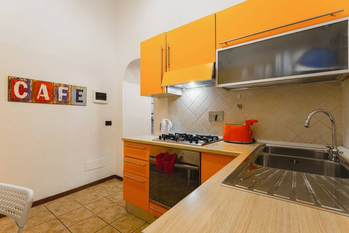 Autumn in Florence: 2BR near Duomo + Wi-Fi gallery image 5