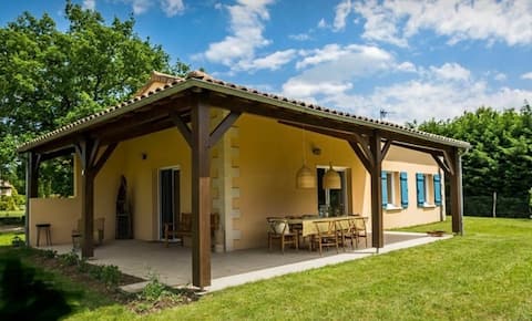 Luxury Villa on Park With Community Swimming Pool