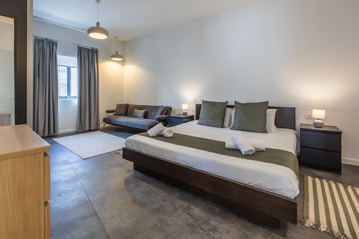 Glavna spavaća soba s iznimno velikim bračnim krevetom (180 cm x 200 cm) s hrskavom bijelom posteljinom (popluni dodani od studenog do travnja) i vlastitom kupaonicom, zamračenim zavjesama i sjenilom za privatnost kako biste stvorili miran prostor za odmor.