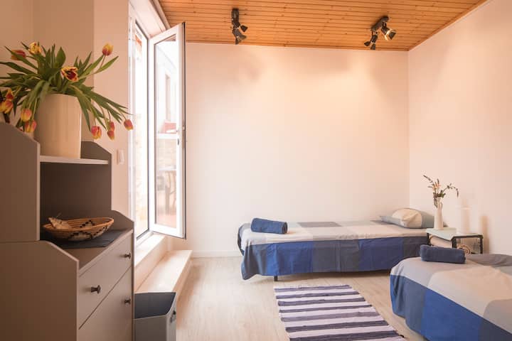 Et andet rum , der er mere indvendigt i huset, har en dør, der vender ud mod den udendørs terrasse. Det er meget lyst og muntert og byder nemt velkommen til to personer. Der er således 2 enkeltsenge , 2 sengeborde og 2 elektriske lamper og en støttemøbler.