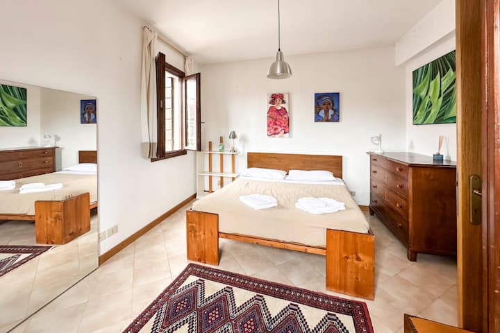 Dvokrevetna spavaća soba s 2 prozora na krovu 