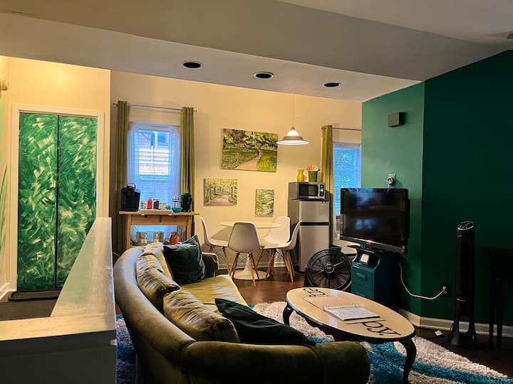 Whimsical Carriage House & Enchanting Courtyard - Troy, NY