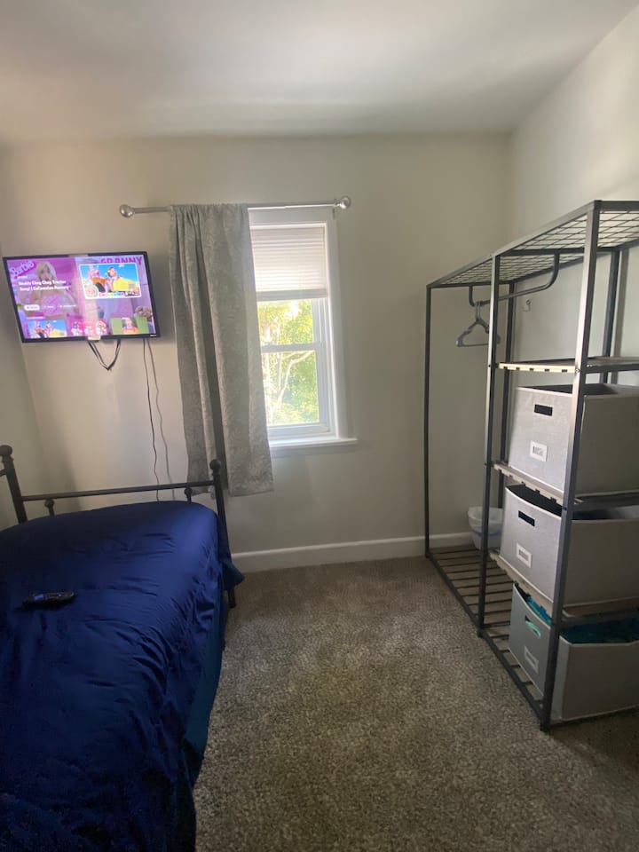 ツインサイズのトランドルベッド（下に別のツインベッドがあります）、スマートテレビ、クローゼット 