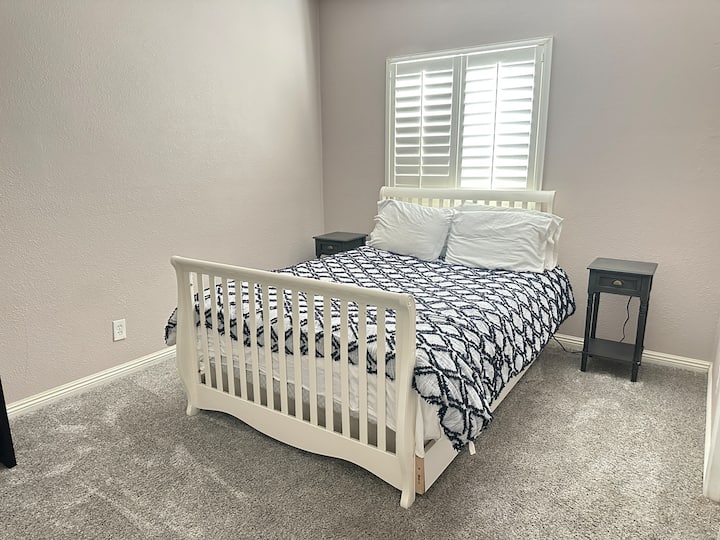 Një nga dhomat ka një krevat dopio "queen" të rehatshëm që të ofron një hapësirë mikpritëse për t 'u çlodhur dhe për t' u çlodhur.

Do të kesh qasje në një banjë tjetër të kompletuar, duke siguruar edhe më shumë rehati gjatë qëndrimit tënd.