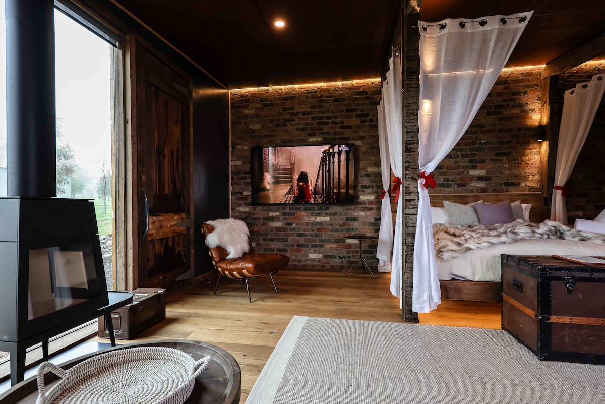 Popular Airbnb listing: Safari - Jungle dreams. Soft sheets. You in? in Shire Of Hepburn