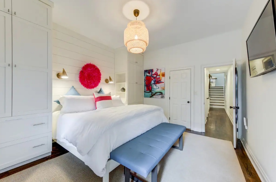 מיטת קינג סייז ומצעים מעולים.