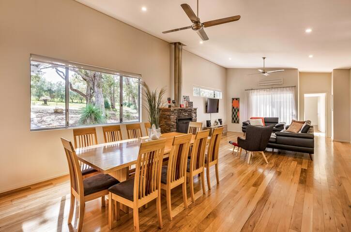 Vintners – modern spacious, 5 bdrm, nature setting gallery image 5