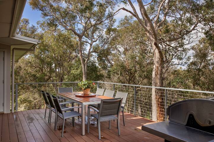 Vintners – modern spacious, 5 bdrm, nature setting gallery image 3