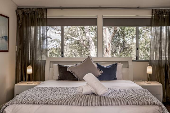 Vintners – modern spacious, 5 bdrm, nature setting gallery image 4