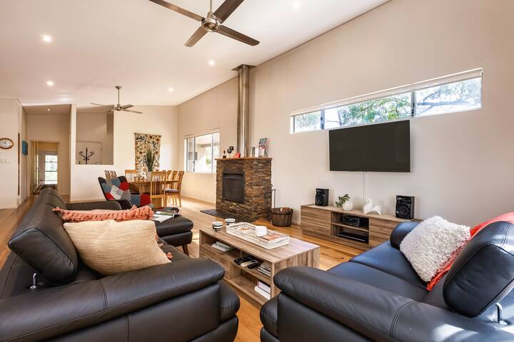 Vintners – modern spacious, 5 bdrm, nature setting gallery image 2