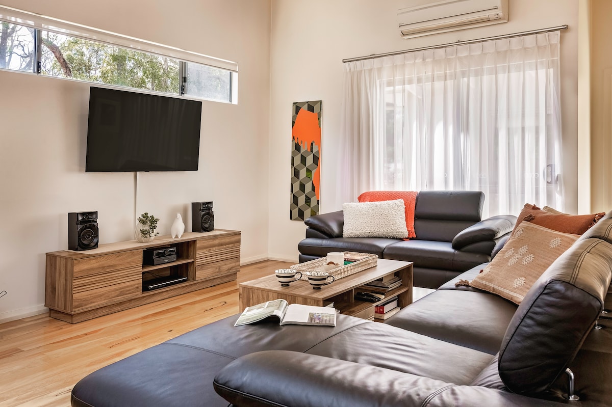 Top performing Airbnb: Vintners - modern spacious, 5 bdrm, nature setting in Quindalup