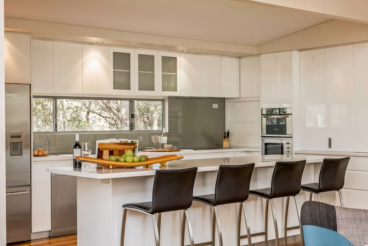 Vintners – modern spacious, 5 bdrm, nature setting