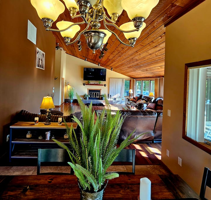 Eagles Nest Lodge - Carbondale, IL