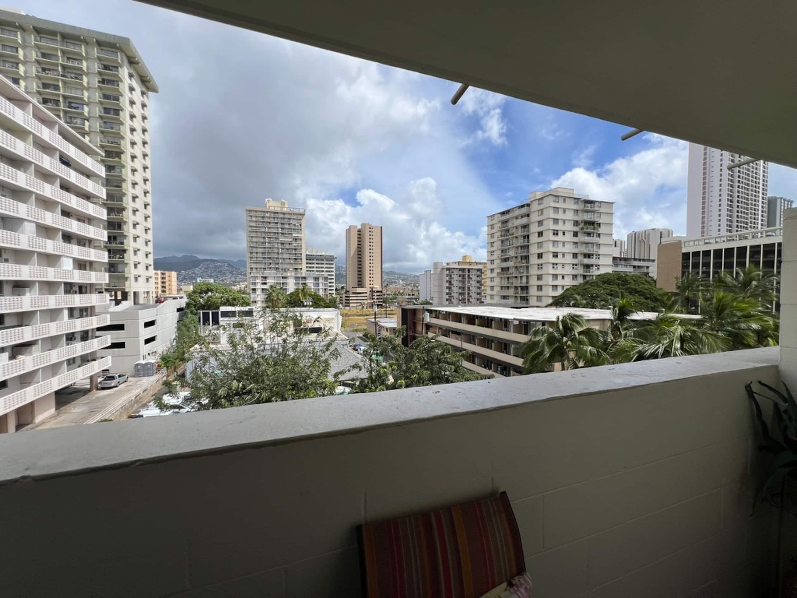 Waikiki Studio- Steps to the Beach - Image 19