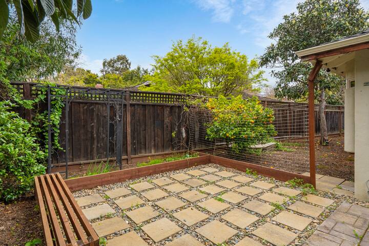 Cozy Modern house in Palo Alto gallery image 4