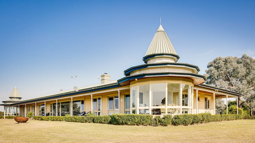 Heritage Villa: Poolside Luxury & Native Wildlife