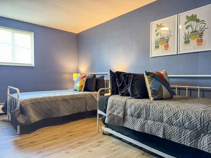 Докато се настанявате в двойните легла, сте заобиколени от успокояваща атмосфера, която обещава спокоен нощен сън.