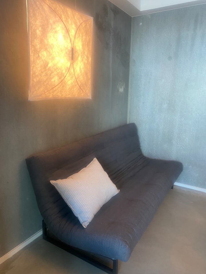 разтегателен диван от 140 на 2 метра, изключен  на приземния етаж. 