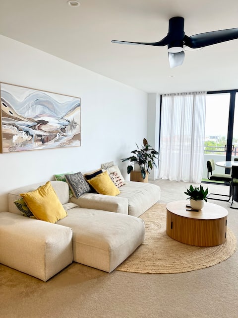Successful Airbnb property: Modern Apartment with Ocean View and Parking in Mermaid Beach