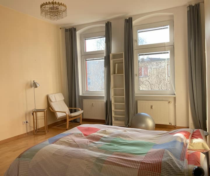 Veľká spálňa zahŕňa šatník, manželskú posteľ s vysokokvalitným úplne  novým matracom, štýlové kreslá a nočné stolíky. V druhej polovici dňa je plná slnečného svetla.