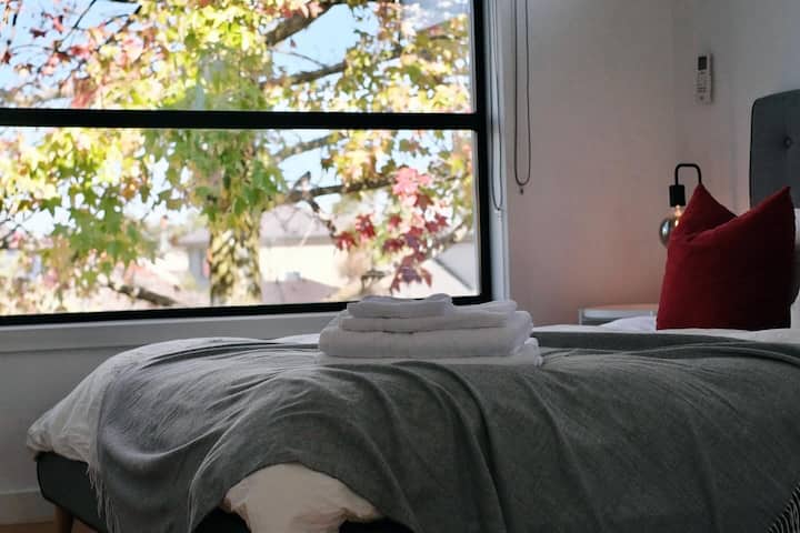Enjoy the calm and simplicity of our second-floor queen bedroom, a bright space for a comfortable stay.