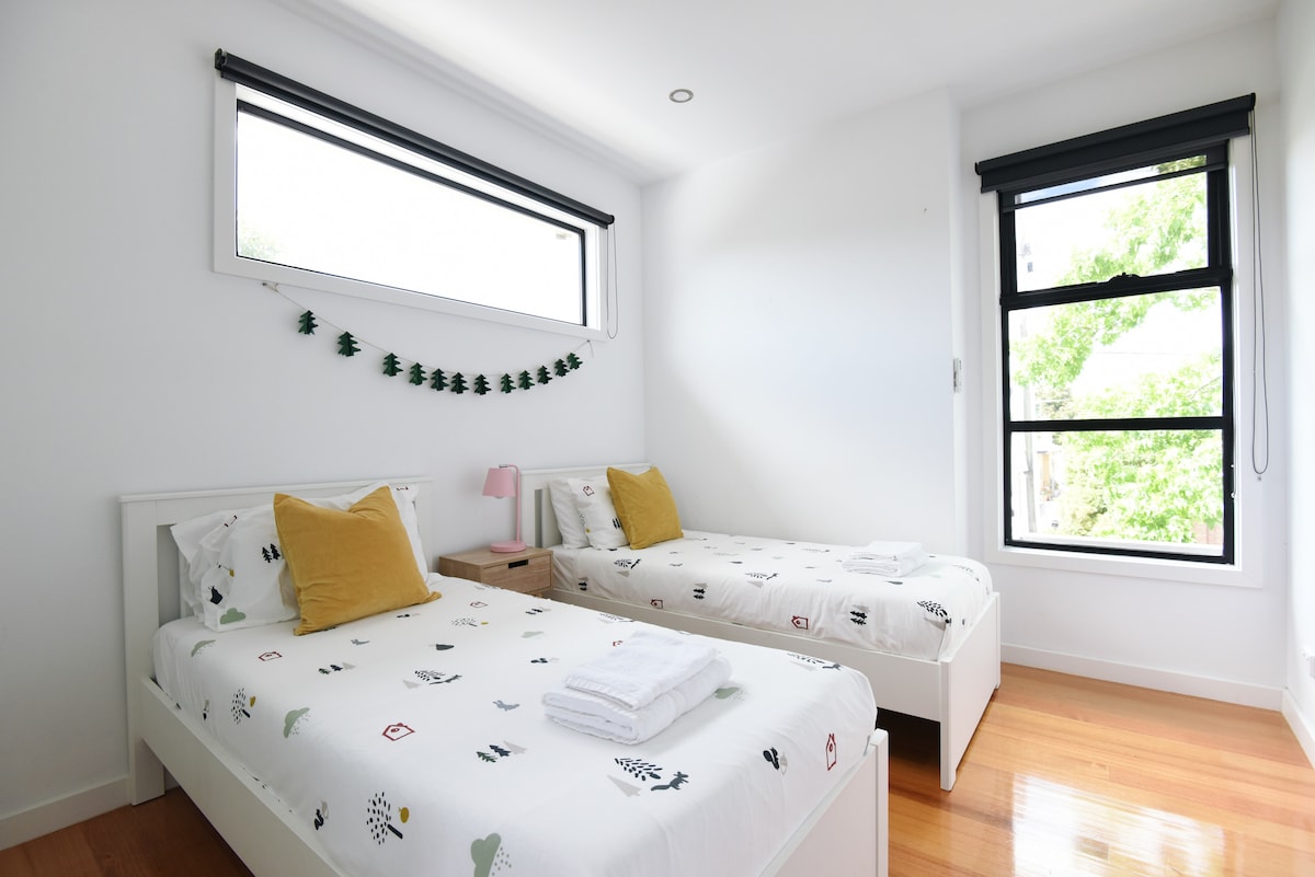 A simple, yet comfortable twin room for a restful night's sleep.