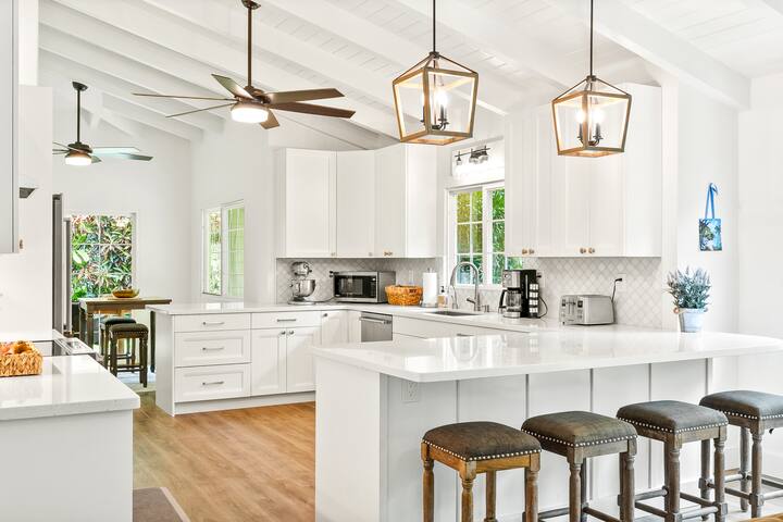 Garden Paradise w/5 min. walk to beach gallery image 4