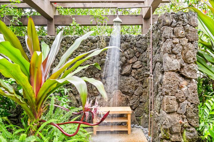 Garden Paradise w/5 min. walk to beach gallery image 5