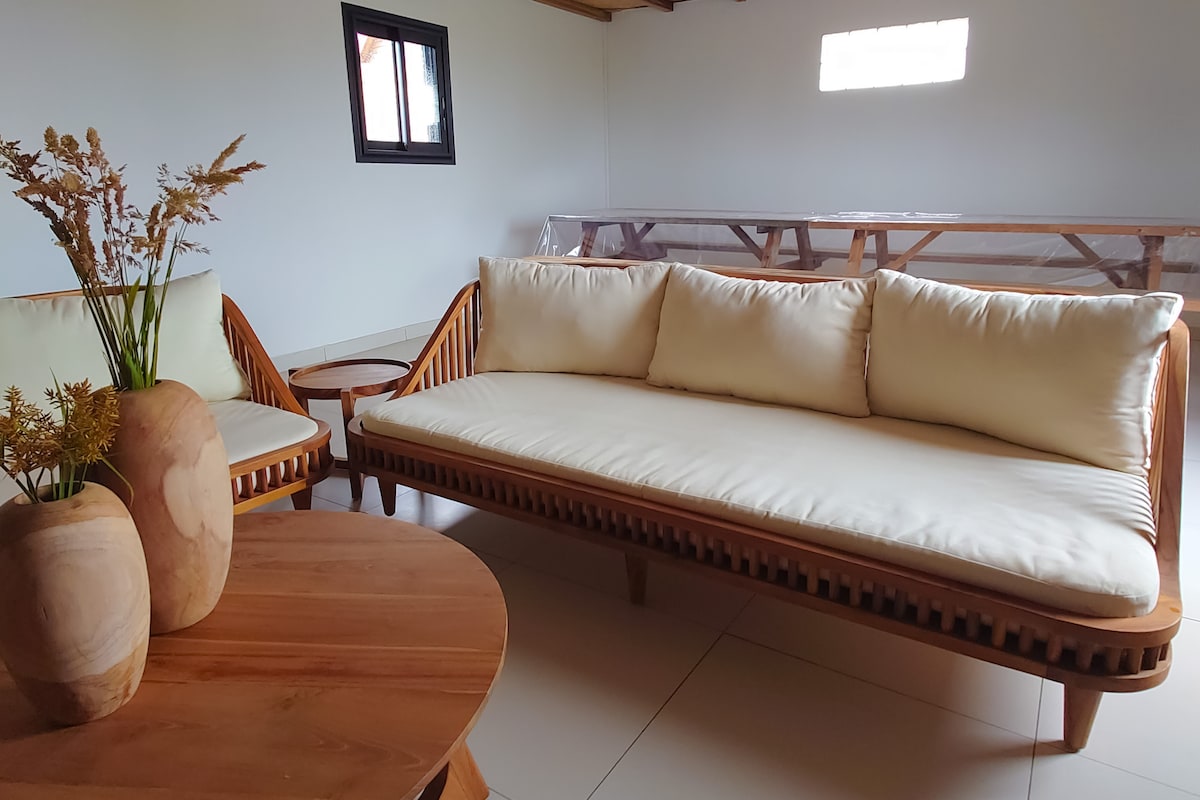 Anuncio de Airbnb popular: Large Villa, Mountain View, Very Large Garden en Le Tampon