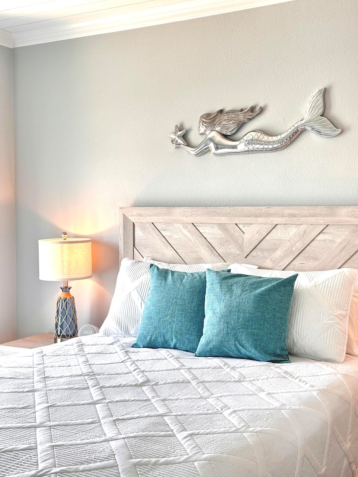 Para tu tranquilidad, levanta los pies y relájate en la cómoda cama tamaño queen con sábanas de algodón frescas incluidas.