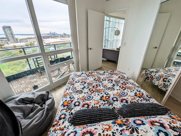 מיטת קווין סייז עם קשיחות בינונית ושקית אשפה עם ארון גדול. יהיה לכם נוף מושלם לאגם אונטריו ולסוף המערבי כל היום. נמל התעופה בילי בישופ נמצא במרחק הליכה של 5 דקות בלבד אם מתחשק לכם ללכת לשדה התעופה שלכם!