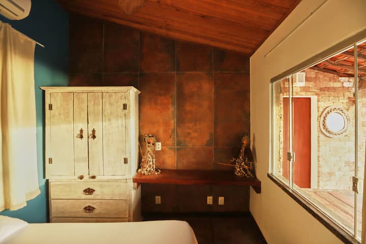 נוף לחדר השינה הכפול על הגג. מיזוג אוויר, ארון, אזור שולחן עבודה, יש חלון מאחור ובחזית - שניהם עם תריסים - לאוורור נוסף בעת הצורך. אפשר לראות את האסלה החיצונית במרחק כמה צעדים ספורים בלבד.