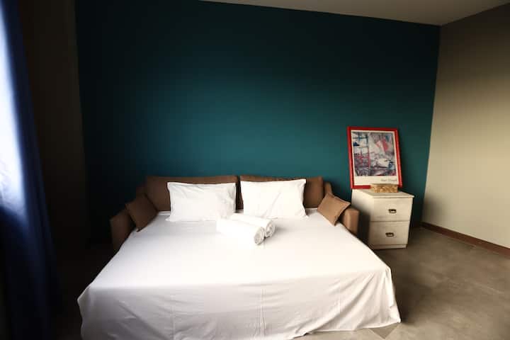 ספה נפתחת זוגית נוחה במיוחד, נוחה כמו מיטה אמיתית, אבל עם המעשיות של היכולת לסגור אותה כשאתם לא צריכים אותה פתוחה. קל מאוד לפתוח ולסגור.